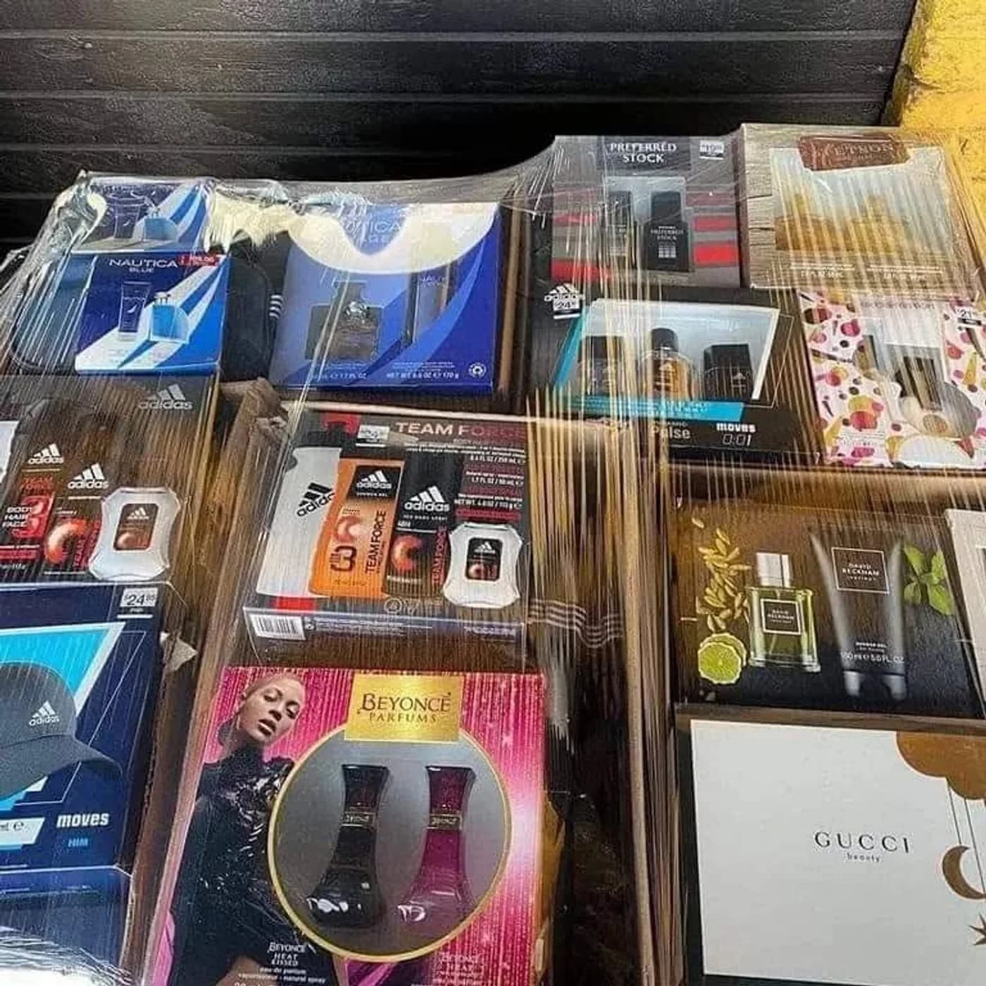Mixed Perfume Pallet, 180 Units — full lot photo