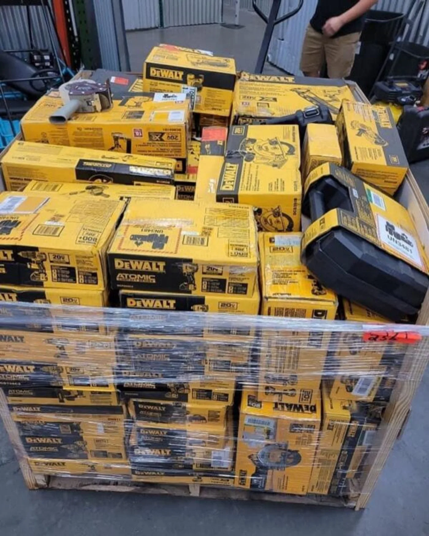 DeWalt Tools Pallet, 200 Units — full lot photo