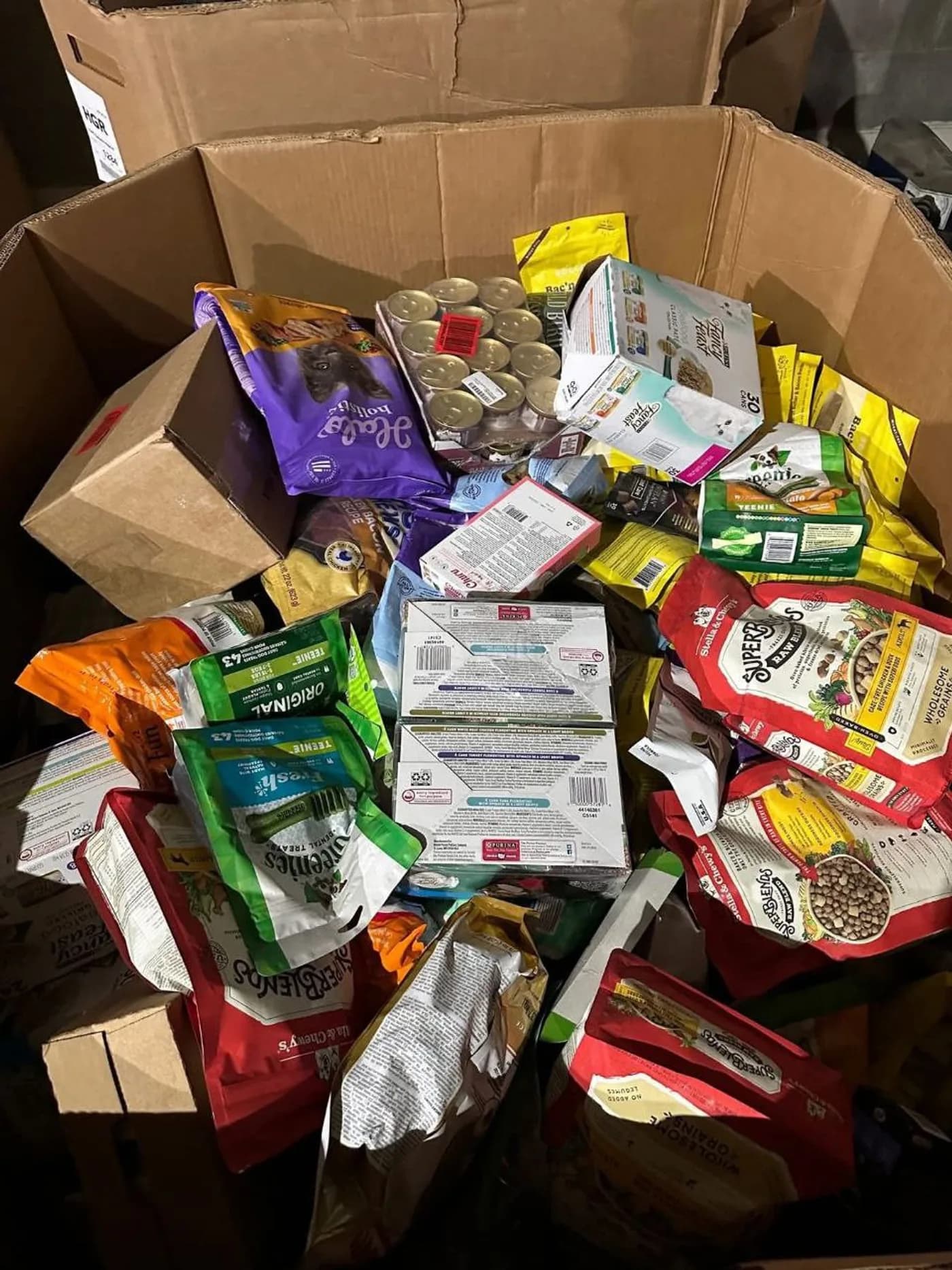 Wholesale Cat Food Pallet (45 Bags) — full lot photo