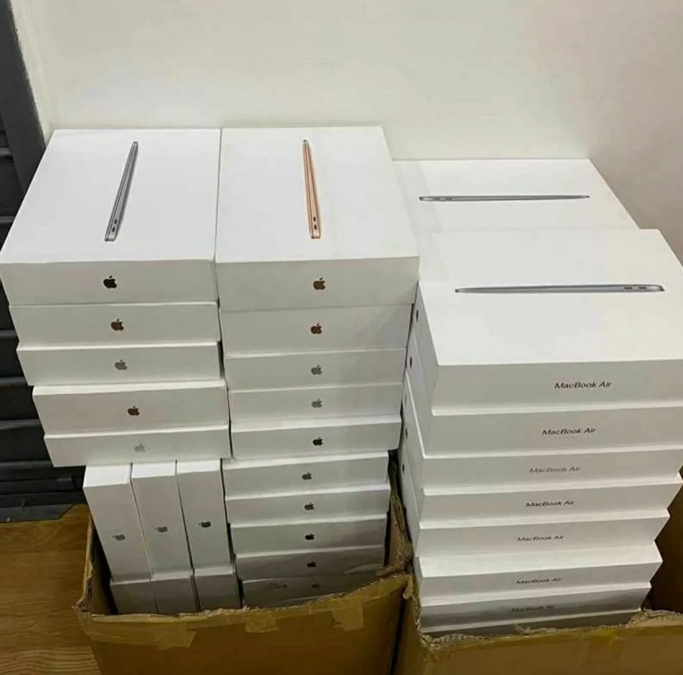 MacBook Air Liquidation Pallet, Apple Laptops — full lot photo